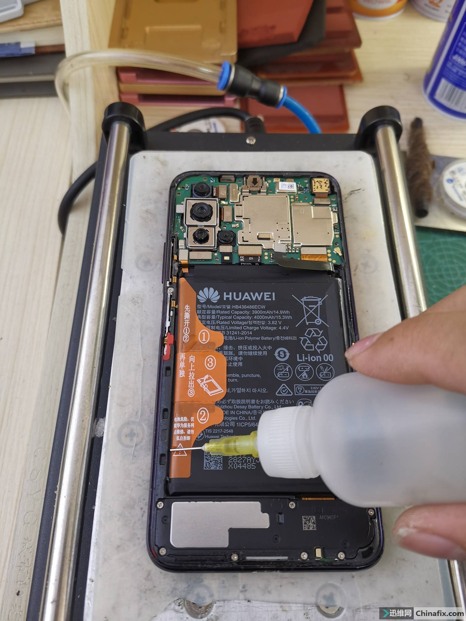 维修技巧华为手机电池拆卸防止变形