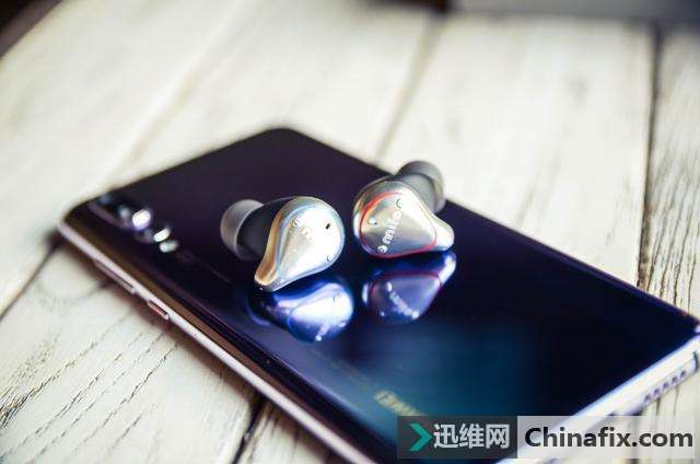 你还在用老旧过时的有线耳机吗?指甲大小的真无线耳机了解一下