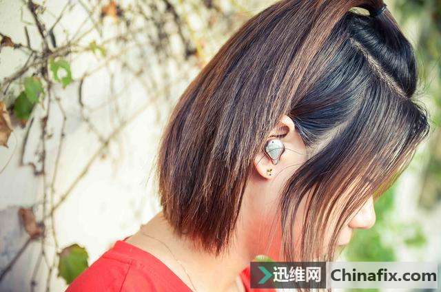 你还在用老旧过时的有线耳机吗?指甲大小的真无线耳机了解一下