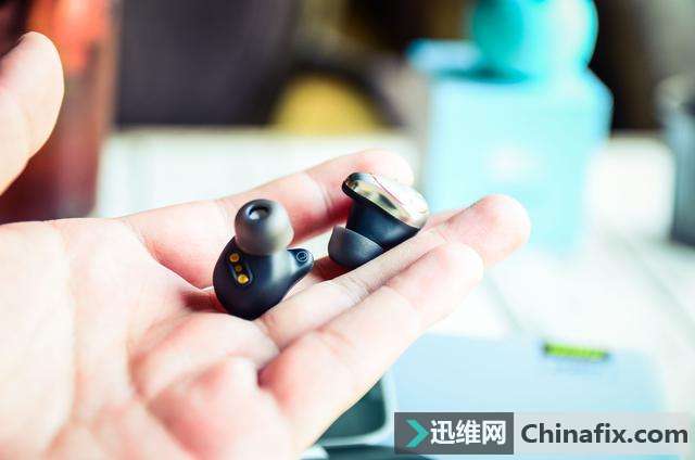 你还在用老旧过时的有线耳机吗?指甲大小的真无线耳机了解一下