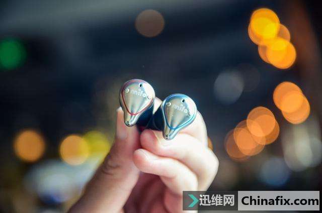 你还在用老旧过时的有线耳机吗?指甲大小的真无线耳机了解一下