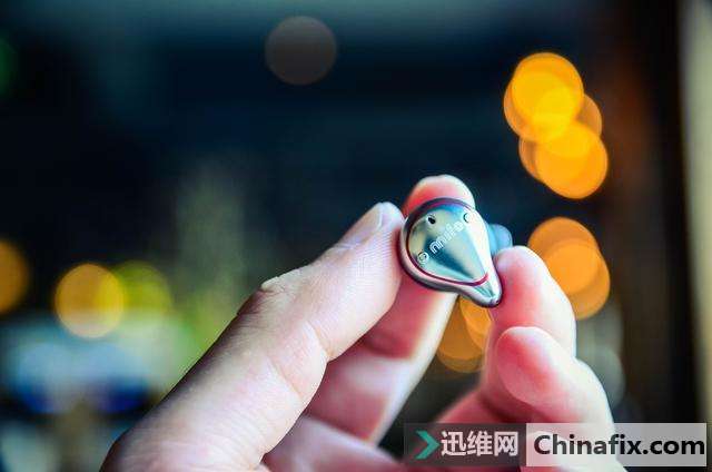 你还在用老旧过时的有线耳机吗?指甲大小的真无线耳机了解一下