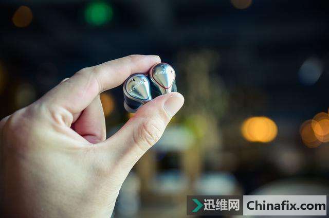 你还在用老旧过时的有线耳机吗?指甲大小的真无线耳机了解一下