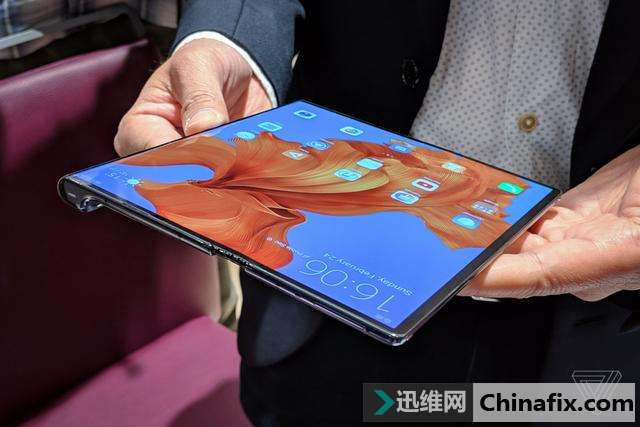 华为三星纷纷发力折叠屏手机 这会是手机形态的未来吗?